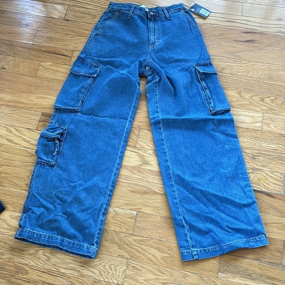 Universal Thread Women's High-Rise
Wide Leg Denim Jeans Cargo Pants
Streetwear - Picture 3 of 5